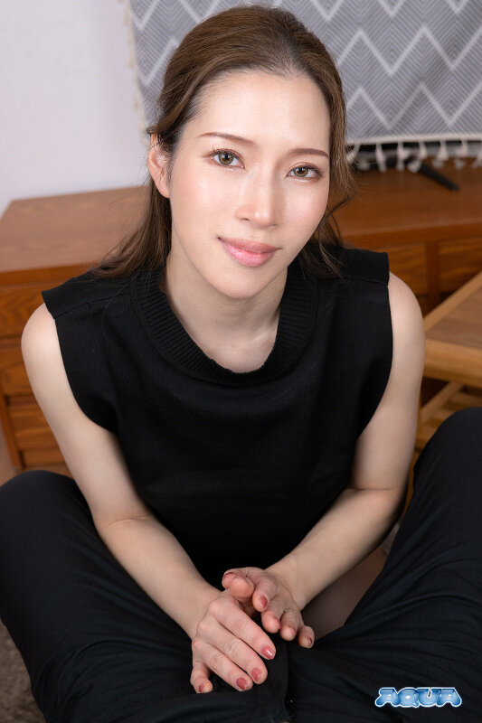 ＜熟女＞ 【VR】旦那の精子じゃ妊娠できないから初めて会った男を誘惑し...