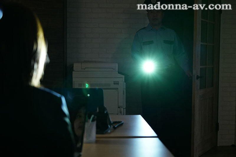 ＜熟女＞ 密着セックス ～深夜のオフィスで、警備員と残業不貞愛～ 小島...