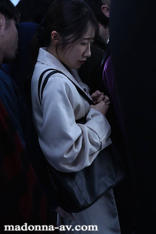 ＜熟女＞ 身動き不能…乗車率200％通勤ラッシュエビ反り痴● 竹内有紀...
