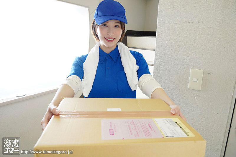 ＜熟女＞ 配送会社で働くべっぴんシングルマザーが学生バイトといたるとこ...