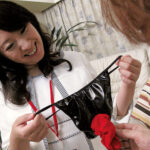 ＜熟女＞ 美熟女がメンズ下着を着せてくれて手コキ×言葉責めしてくれる女神サービス4時間 【FANZA】