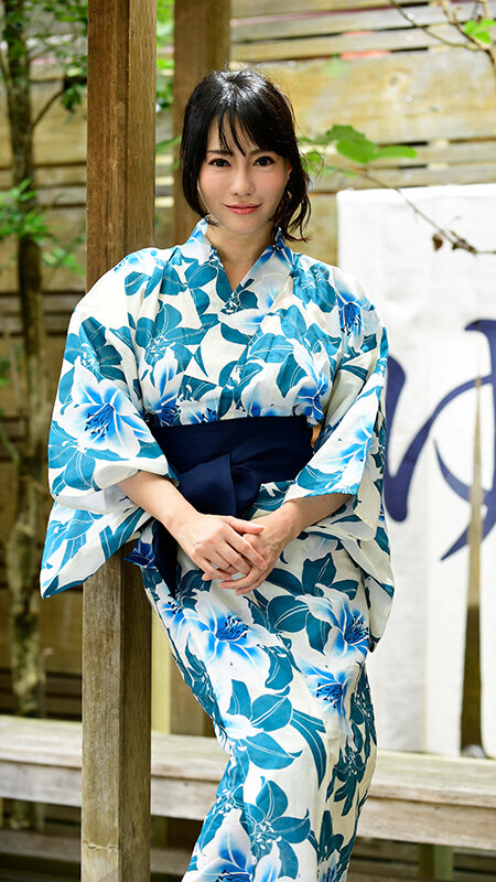 ＜熟女＞ ちょっ…母さん！？清楚な顔した性豪母さん 相手構わず欲情する...