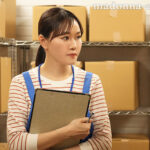 ＜熟女＞ 倉庫パート中の副業肉便器 脱いだら凄い地味な主婦は最低賃金の951円で抜いてくれます…。 ももの真利奈 【FANZA】