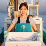 ＜熟女＞ 房総の海で出逢った。潮風を浴びた健康ボディ、’活きのイイ’地元妻―。 マドンナが見つけた、’海の幸’ 三好舞花 AVデビュー 【FANZA】