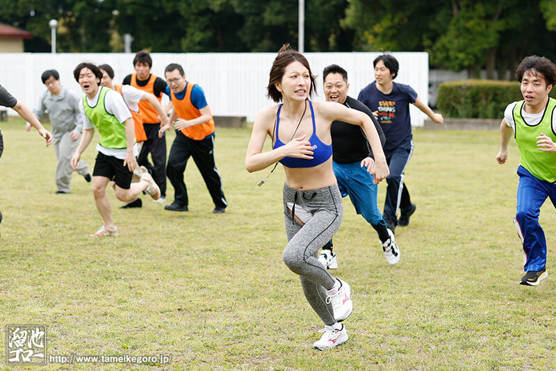 ＜熟女＞ 3泊4日の合宿に引率した人妻は、気が狂うほどレ×プされ続ける...