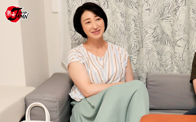 ＜熟女＞ イケメンが人妻を部屋に連れ込んでSEXに持ち込む様子を盗み撮...