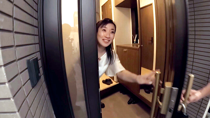 ＜熟女＞ 夫と子の居ぬ間に自宅訪問し奥さんをやりたい放題メチャクチャに...