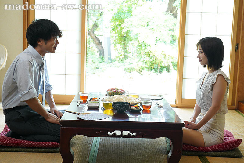 ＜熟女＞ 汗ほとばしる人妻の圧倒的な腰振りで、僕は一度も腰を動かさずに...