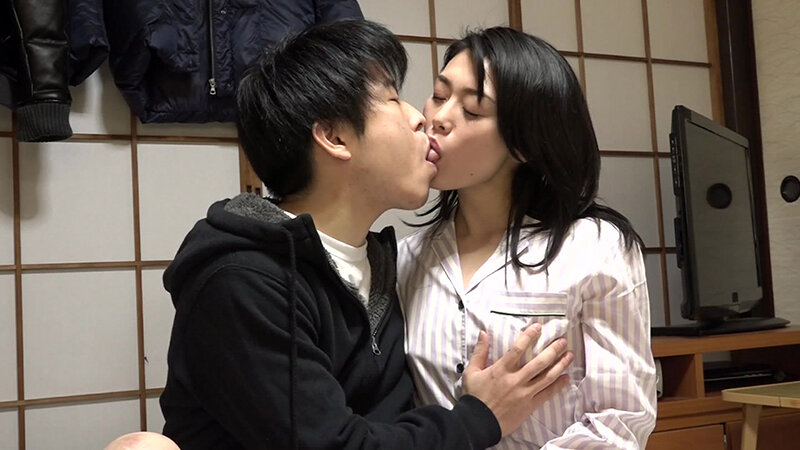 ＜熟女＞ 面倒見が良すぎるアパートの管理人のおばちゃんはポコチンの世話...