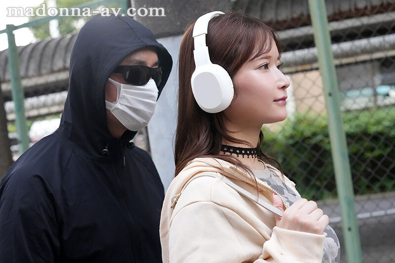 ＜熟女＞ 無防備すぎるノイキャン巨乳人妻 無音のまま背後30cmに迫る...