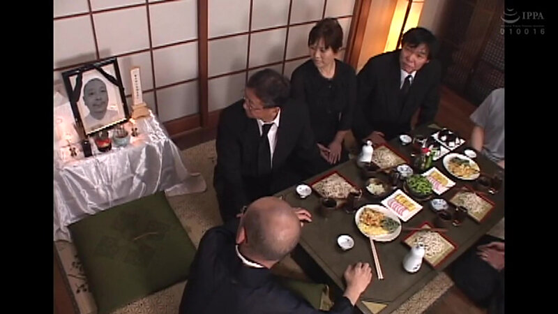 ＜熟女＞ 昭和猥褻エロ映画館2 息子達に中出し許す切ない祖母や母に叔母...