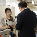 ＜熟女＞ 「絶対に、絶対に…声出しちゃダメですよ？」美容関係の営業の僕は店長の芽衣さんとある日、突然急接近ー。閉店後も、営業中も…濃密W不倫に溺れている。 さつき芽衣 【FANZA】