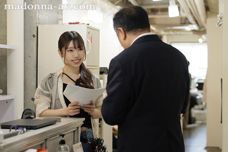 ＜熟女＞ 「絶対に、絶対に…声出しちゃダメですよ？」美容関係の営業の僕...