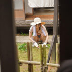 ＜熟女＞ 草むしりしているお隣の美人ママさんとじっとり汗だくセックスしまくった思い出の夏の日…。 糸矢めい 【FANZA】