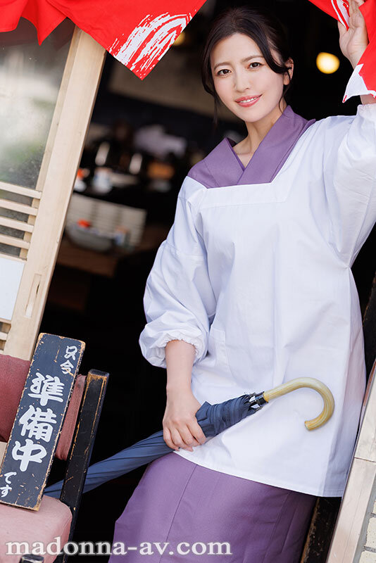 ＜熟女＞ 居酒屋の若女将に雨宿りと不貞に誘われて…ラストオーダー後、背...