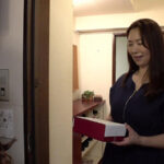 ＜熟女＞ 隣の新婚夫婦から夫も妻も寝取るパラサイトおばさん 【FANZA】