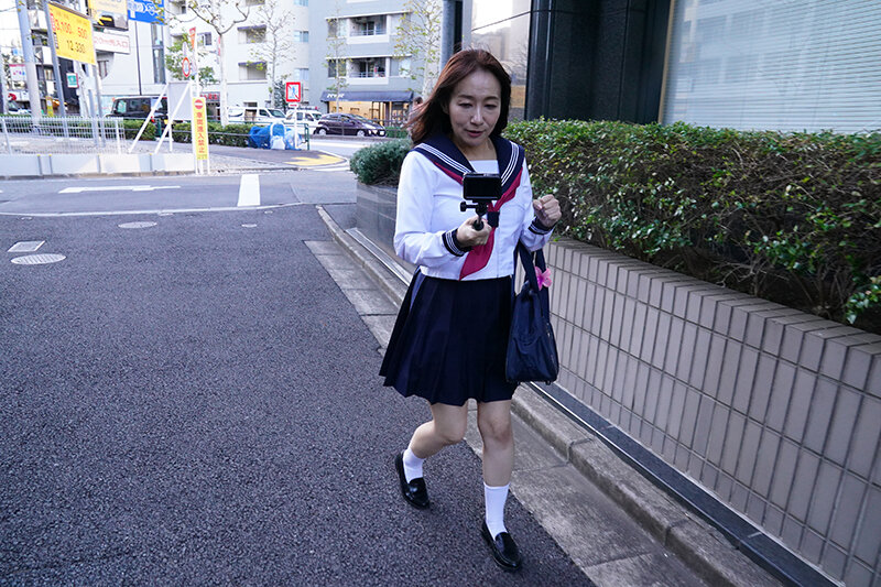 ＜熟女＞ セーラー服熟女失禁羞恥 よしい美希 【FANZA】
