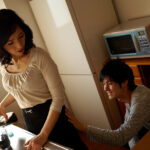＜熟女＞ 六十路五十路母さんと昼間からリビングでセックス2 【FANZA】
