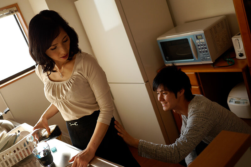 ＜熟女＞ 六十路五十路母さんと昼間からリビングでセックス2 【FANZ...