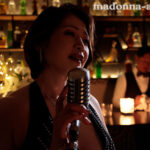 ＜熟女＞ シャンソン歌手の人妻の妖艶な歌声と囁き淫語で誘惑されて性をしゃぶり尽くされる千夜の濃密情事。 エロスに濡れる情熱的3本番！！ 友田真希 【FANZA】