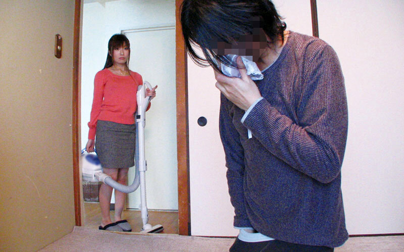 ＜熟女＞ 家の中で母に勃起チ○ポ見せたら…手コキフェラまでいけちゃう！...