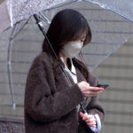 ＜熟女＞ 若いチ○ポが大好きな、隠れ巨乳のシンママ。家族と寝ているベッドで電マお漏らし→2竿おしゃぶり→2中出しした。 竹内美雨 【FANZA】