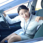＜熟女＞ 地方に配属になった僕は、いつも、先輩と車出勤をしています。 三葉ちはる 【FANZA】