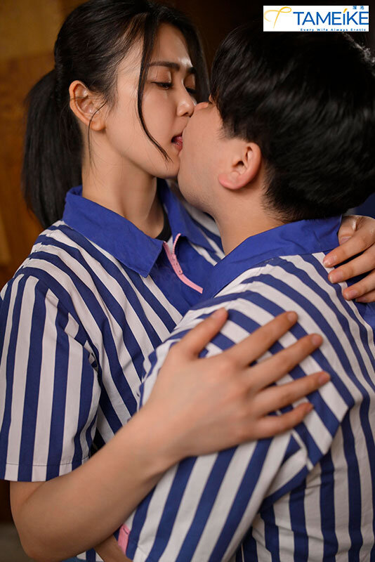 ＜熟女＞ 「キスだけなら不倫じゃないよね。」深夜コンビニで若者バイトと...