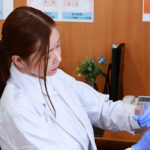 『MM号』 診察中にフル勃起チ●ポを見せつけられた皮膚科の美人女医 葵百合香 【FANZA】