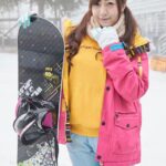 『MM号』 マジックミラー号 ゲレンデに来ていた幸せいっぱい新婚カップルナンパ！旦那が目の前で浮気！その様子を見て悲しんでいる奥さんを口説き、旦那までミラー越し30cmの距離で寝取って声を押し殺せないほどイカせる！ 【FANZA】