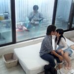 『MM号』 一般男女モニタリングAV マジックミラーの向こうには大好きな彼氏！2人っきりの密室で素人女子大生が童貞で悩む彼氏の友達と1発10万円の中出しSEXで筆おろしに挑戦！2 【FANZA】