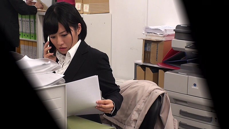 ＜盗撮＞ 巨乳の上司と職場でセックスしたい…2人きりのオフィスで残業中...