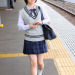 ＜盗撮＞ 挟み撃ちJ○痴● 前後を挟まれ逃げられず発情するまで何度もイカされた小柄娘 『FANZA』