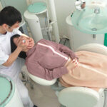 ＜盗撮＞ SNSで流出炎上したバカッター歯科医の昏●麻酔イタズラ映像 『FANZA』