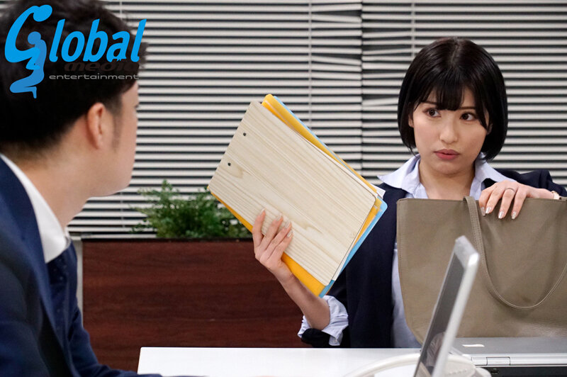 ＜盗撮＞ 嵐の夜、会社に閉じ込められた女上司と二人きり 若宮はずき 『...