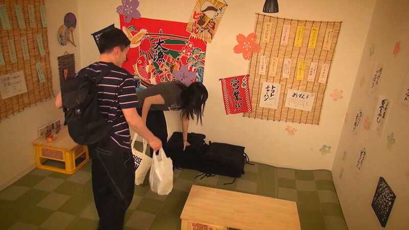 ＜盗撮＞ ニンゲン観察 閉店後のバイト先の居酒屋で陽キャビッチ女子に童...