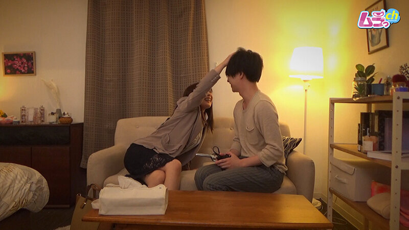 ＜盗撮＞ カップル盗撮 年下ペット彼氏に帰宅後即クンニさせ仕事の鬱憤を...