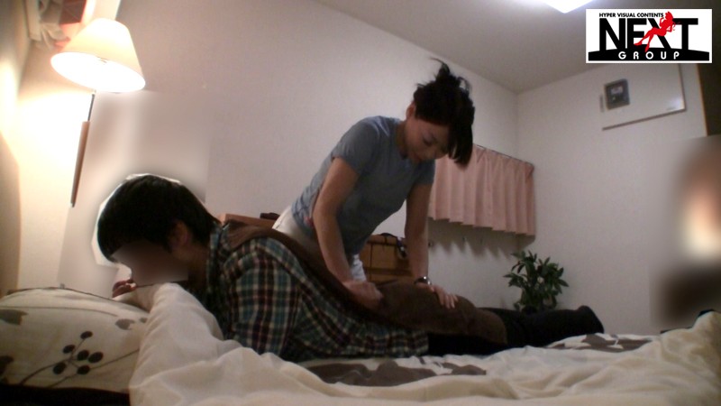 ＜盗撮＞ 意外とヤレる！！地方で呼んだマッサージ師のオバサン ～口説き...