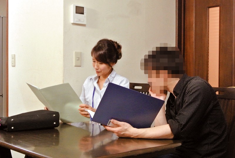 ＜盗撮＞ 「エｯチな事したら、契約してくれますか」人妻生保レディの枕営...