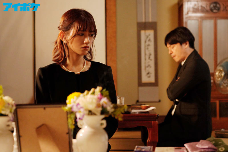 ＜盗撮＞ 美しき未亡人 裏切りの孕ませレ×プ 夫の遺影の前でクズ同僚に...