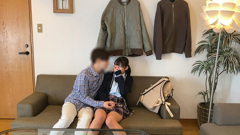 ＜盗撮＞ 後輩・バ先の制服女子を部屋に連れ込みガチ口説き。SEXの一部...