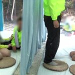 ＜盗撮＞ マジックミラー号 スポーツ系サークルの先輩と後輩女子大生がカーテン1枚隔てて2組同時にHなゲームで盛り上がったら、隣同士なのにカラダが疼いて声我慢ケイレン絶頂が止まらない！ 『FANZA』