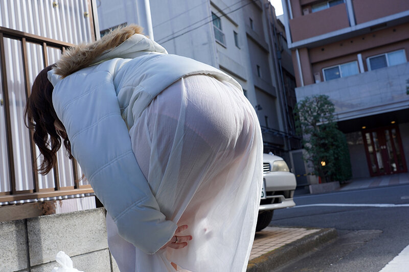 ＜盗撮＞ 大きなお尻にパンティラインくっきりの若妻達が見せつけ誘惑して...