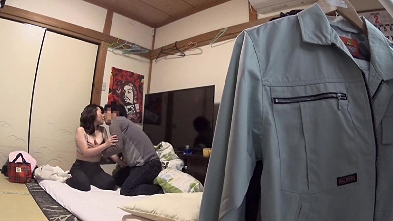 ＜盗撮＞ 本番NGの熟女デリヘル嬢に媚薬を塗った極太チ●ポを素股させて...