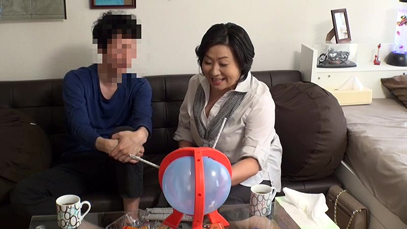 ＜盗撮＞ 50代以上 ド熟女限定！！デカチン見せつけ軟派、連れ込みセッ...