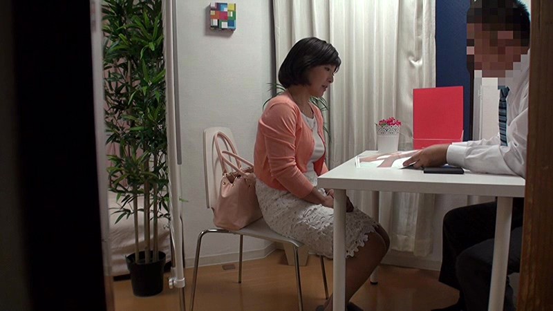 ＜盗撮＞ 「え！私がモデルに！？」高額バイト面接に来た人妻さんがドスケ...