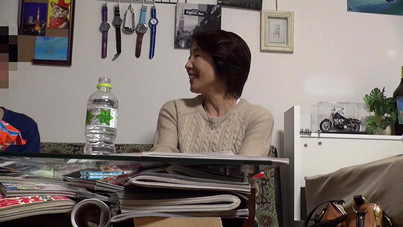 ＜盗撮＞ 「私みたいなおばちゃんでホントにいいの？」若い男の子が完熟お...