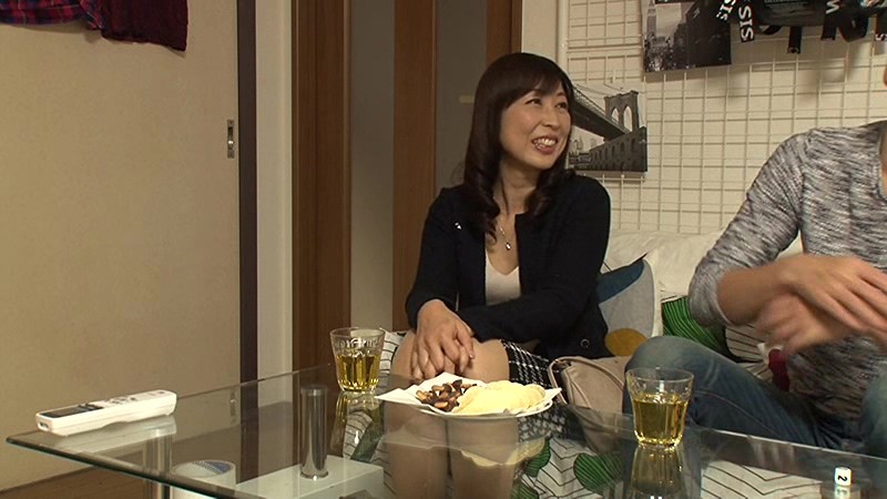 ＜盗撮＞ 「私みたいなおばちゃんでホントにいいの？」若い男の子が完熟お...