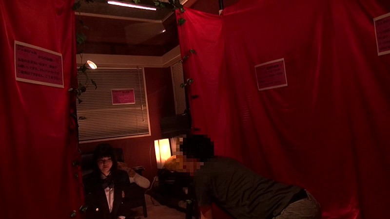 ＜盗撮＞ 限りなくアウトなJK見学店に潜入！巨乳押しつけ密着を執拗に繰...