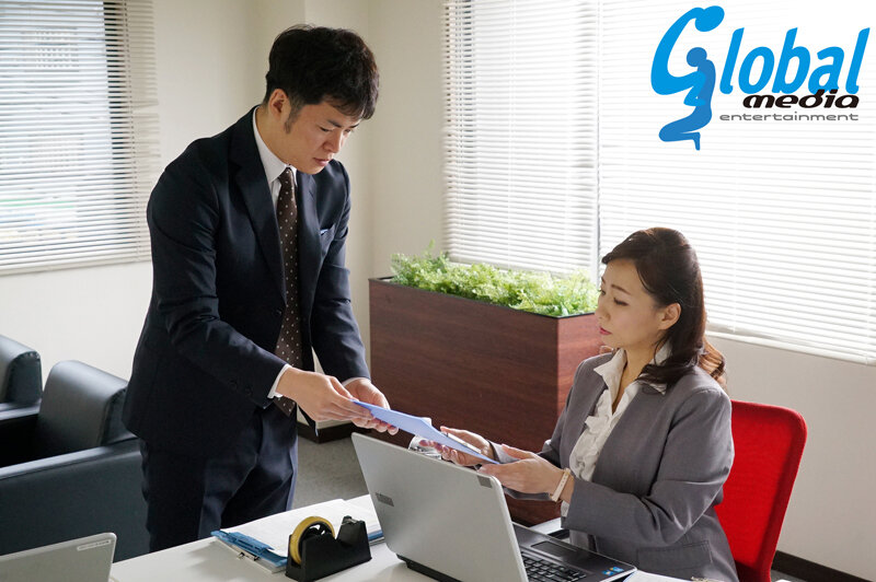 ＜盗撮＞ 嵐の夜、会社に閉じ込められた女上司と二人きり よしい美希 『...